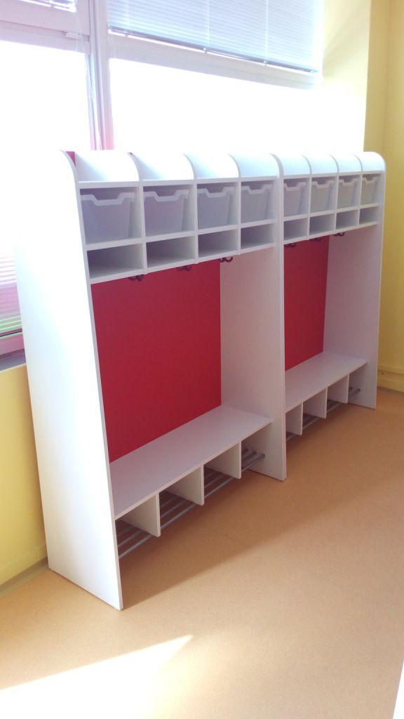 Školní kompletní šatnička s plastovými boxy a zády