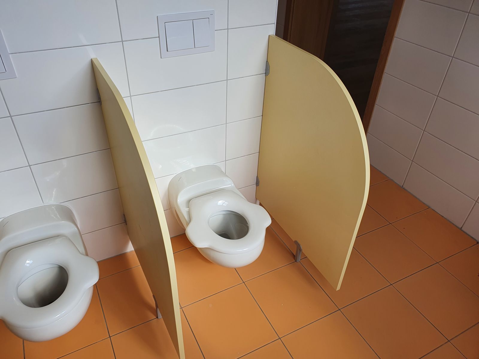 Dělící příčka mezi WC ve školních koupelnách