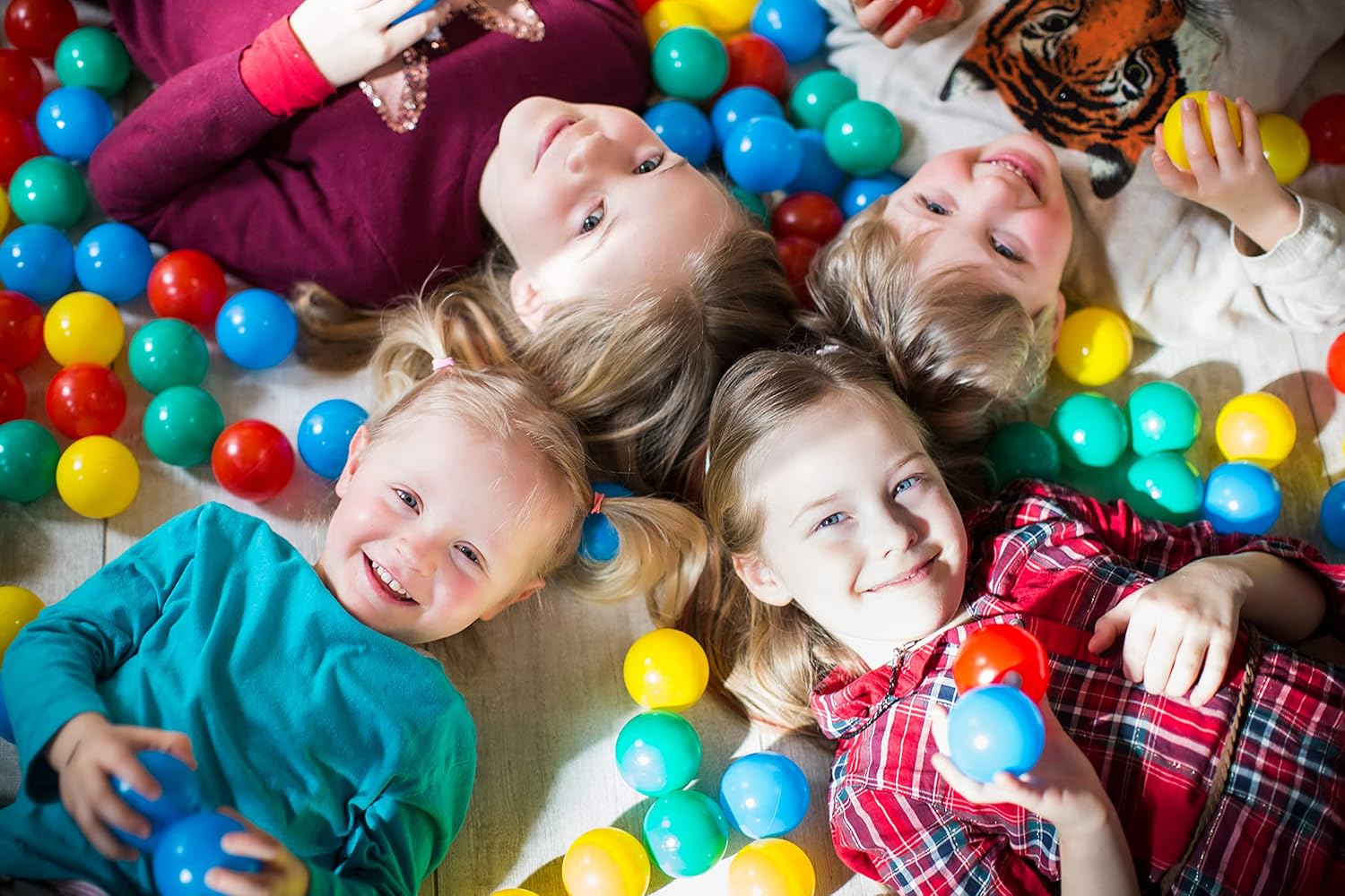 Míčky do dětského koutku a bazénku 100 ks - 7cm základní barvy